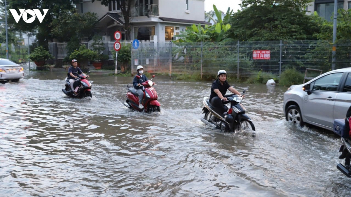 trieu cuong dat dinh, nguoi dan tp.hcm chat vat di chuyen trong bien nuoc hinh anh 3