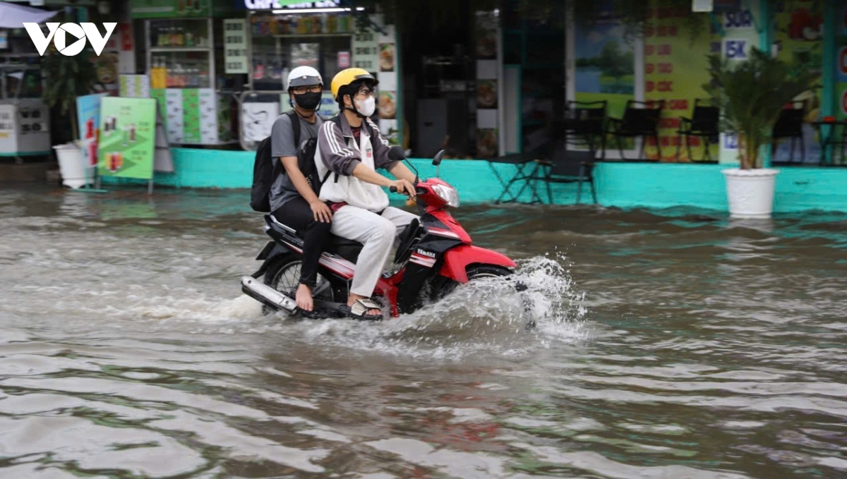 trieu cuong dat dinh, nguoi dan tp.hcm chat vat di chuyen trong bien nuoc hinh anh 4