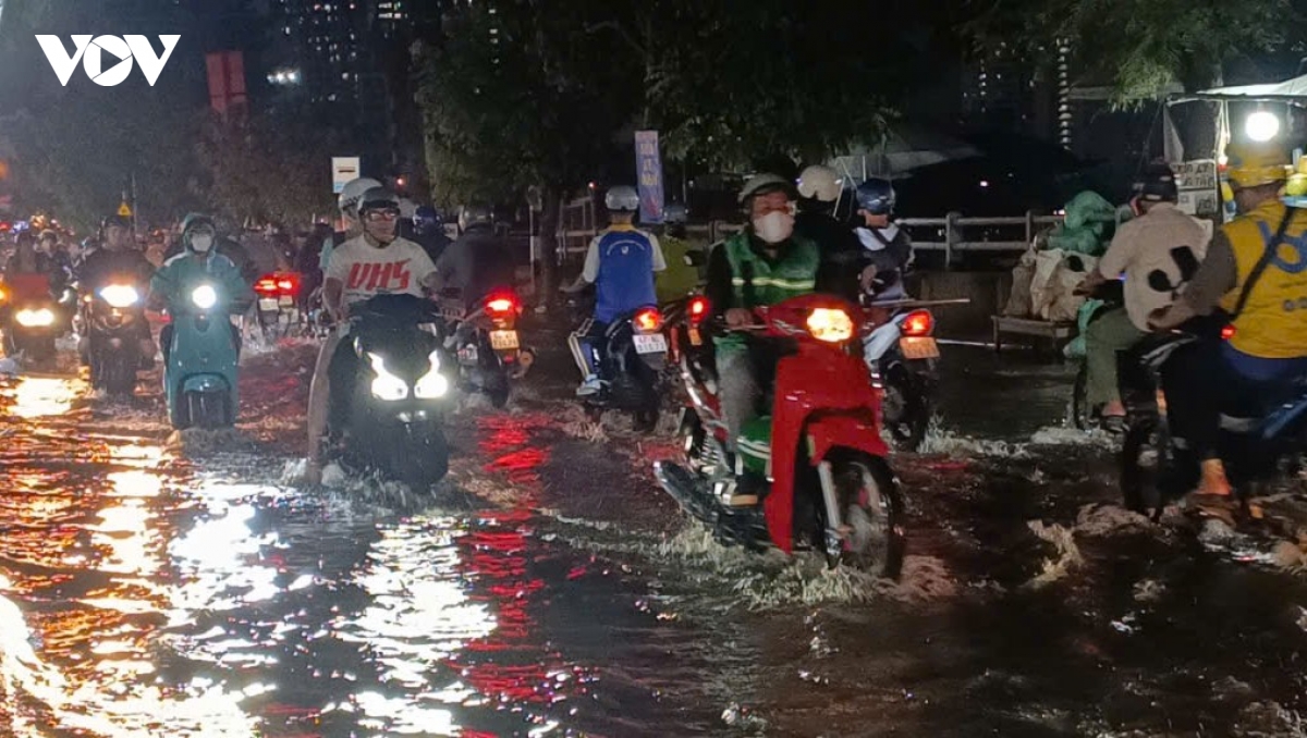 trieu cuong dat dinh, nguoi dan tp.hcm chat vat di chuyen trong bien nuoc hinh anh 12