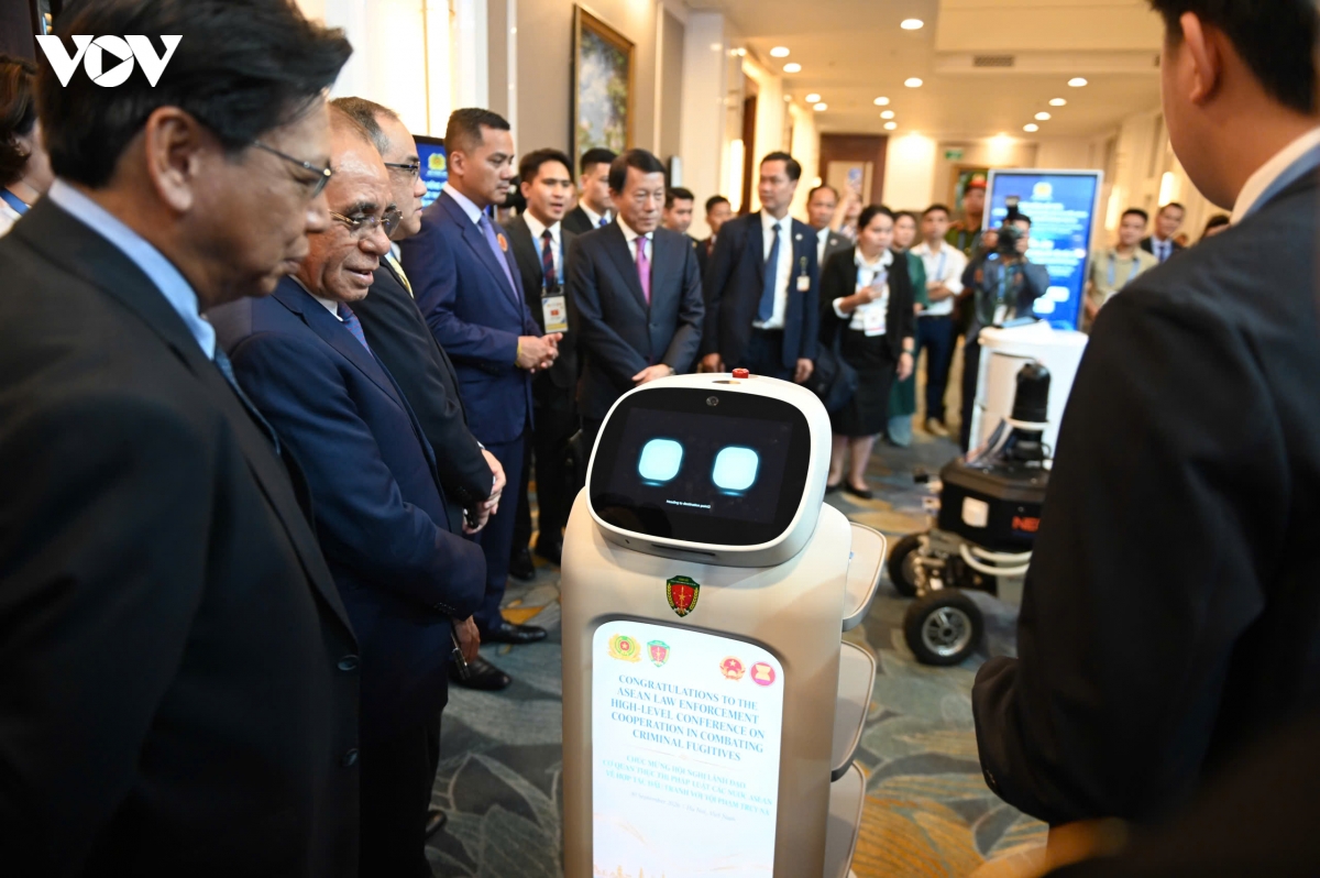 Doc dao robot tuan tra, an ninh giam sat trong trien lam cua c06, bo cong an hinh anh 4