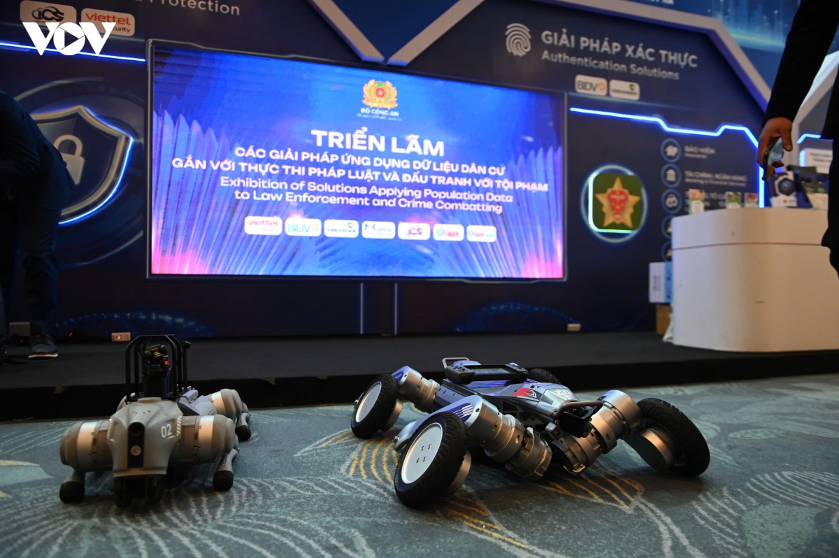 Doc dao robot tuan tra, an ninh giam sat trong trien lam cua c06, bo cong an hinh anh 3