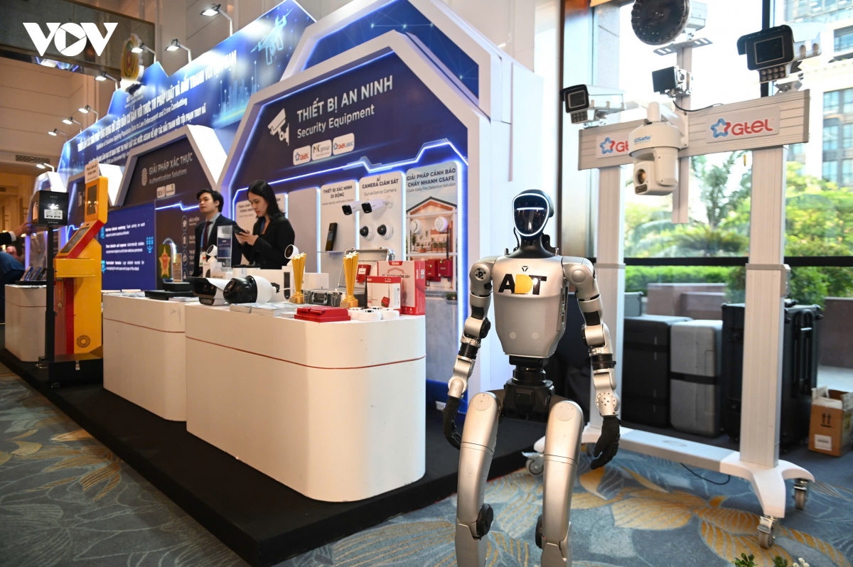 Doc dao robot tuan tra, an ninh giam sat trong trien lam cua c06, bo cong an hinh anh 2