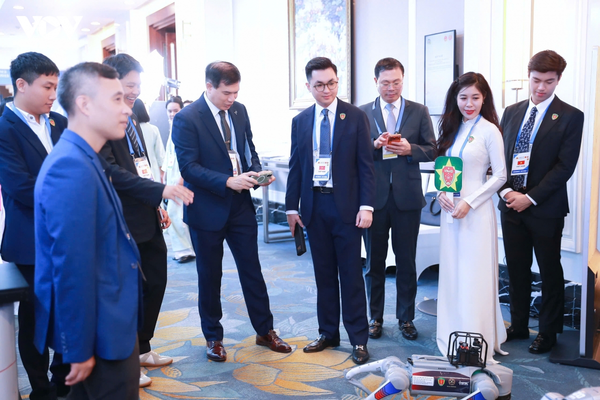 Doc dao robot tuan tra, an ninh giam sat trong trien lam cua c06, bo cong an hinh anh 5