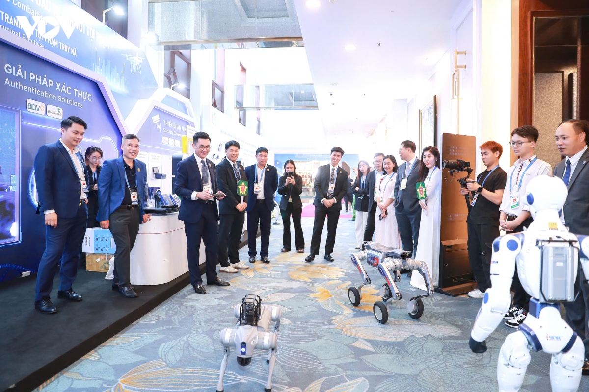 Doc dao robot tuan tra, an ninh giam sat trong trien lam cua c06, bo cong an hinh anh 6