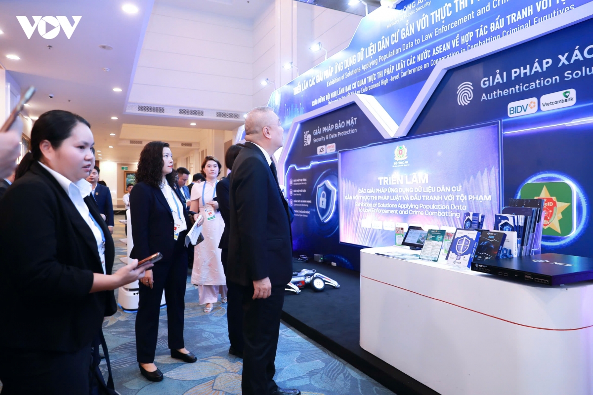 Doc dao robot tuan tra, an ninh giam sat trong trien lam cua c06, bo cong an hinh anh 7