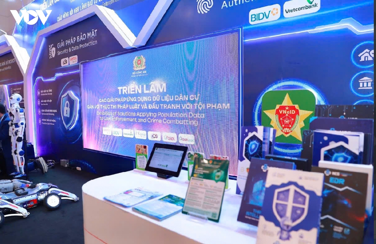 Doc dao robot tuan tra, an ninh giam sat trong trien lam cua c06, bo cong an hinh anh 8