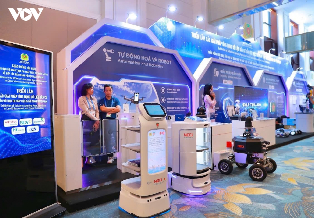 Doc dao robot tuan tra, an ninh giam sat trong trien lam cua c06, bo cong an hinh anh 9