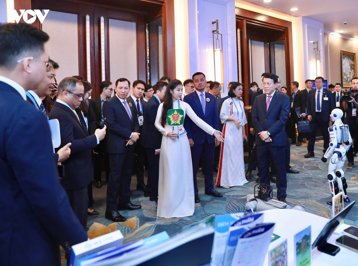 Doc dao robot tuan tra, an ninh giam sat trong trien lam cua c06, bo cong an hinh anh 1