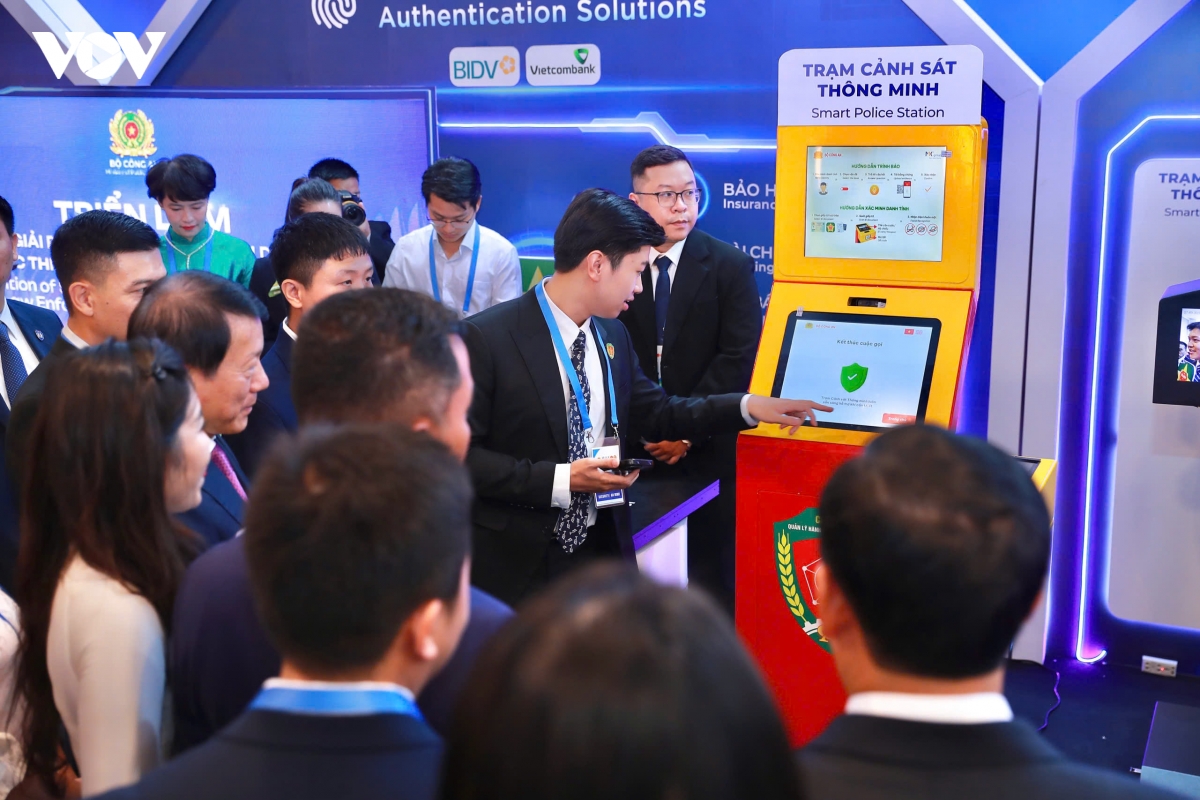 Doc dao robot tuan tra, an ninh giam sat trong trien lam cua c06, bo cong an hinh anh 10