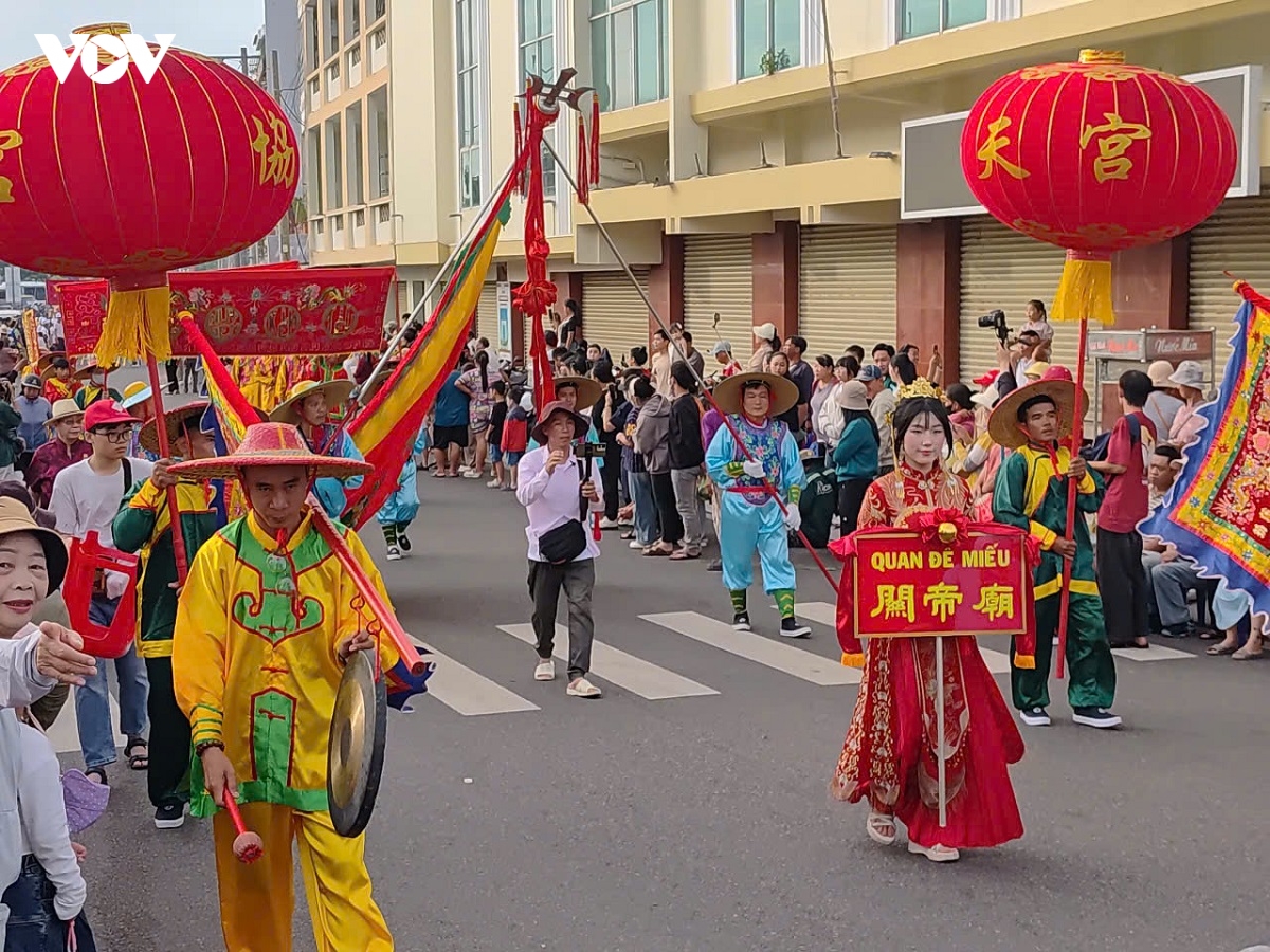 hang ngan nguoi tham gia le hoi nghinh ong quan thanh De quan o phan thiet hinh anh 1
