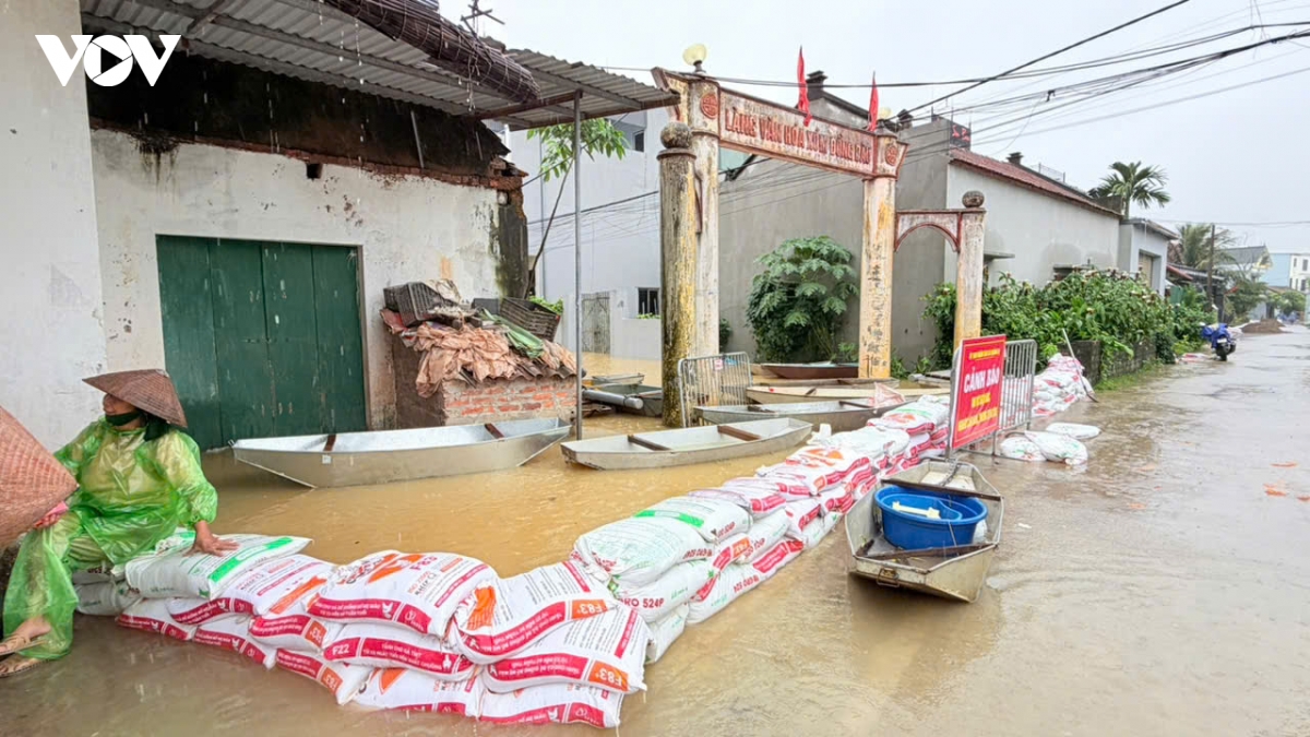 nuoc song bui dang cao, nguoi dan ngoai thanh ha noi chat vat chong ngap hinh anh 1