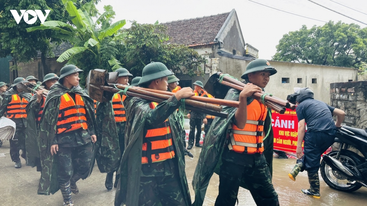hang tram chien si giup dan quang bi chong ngap hinh anh 1