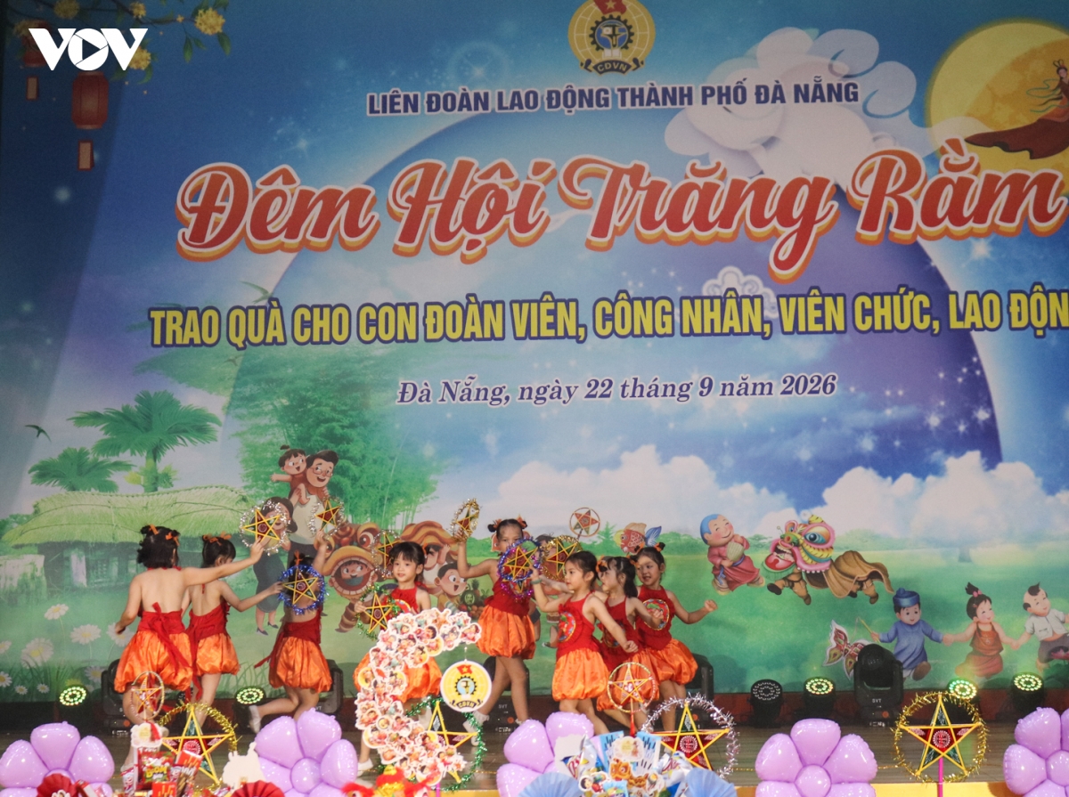 Da nang trao qua trung thu tang con cua doan vien, nguoi lao dong kho khan hinh anh 1