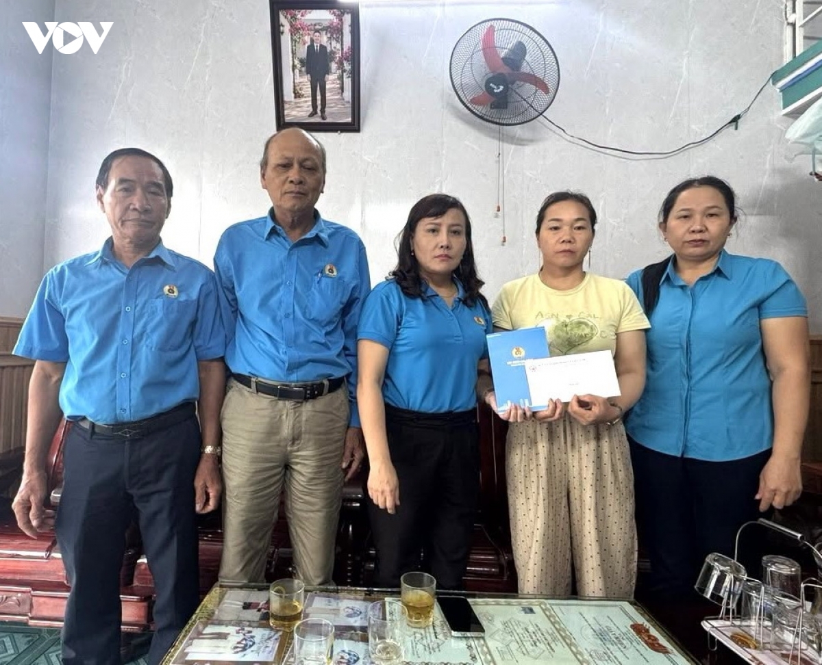 tiep tuc tham hoi, tang qua ngu dan bi nan tren bien o Da nang hinh anh 2
