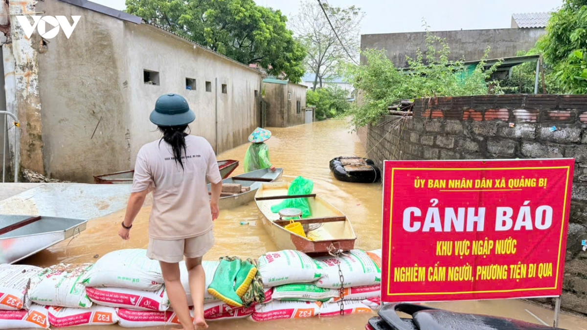 nuoc song bui dang cao, nguoi dan ngoai thanh ha noi chat vat chong ngap hinh anh 13