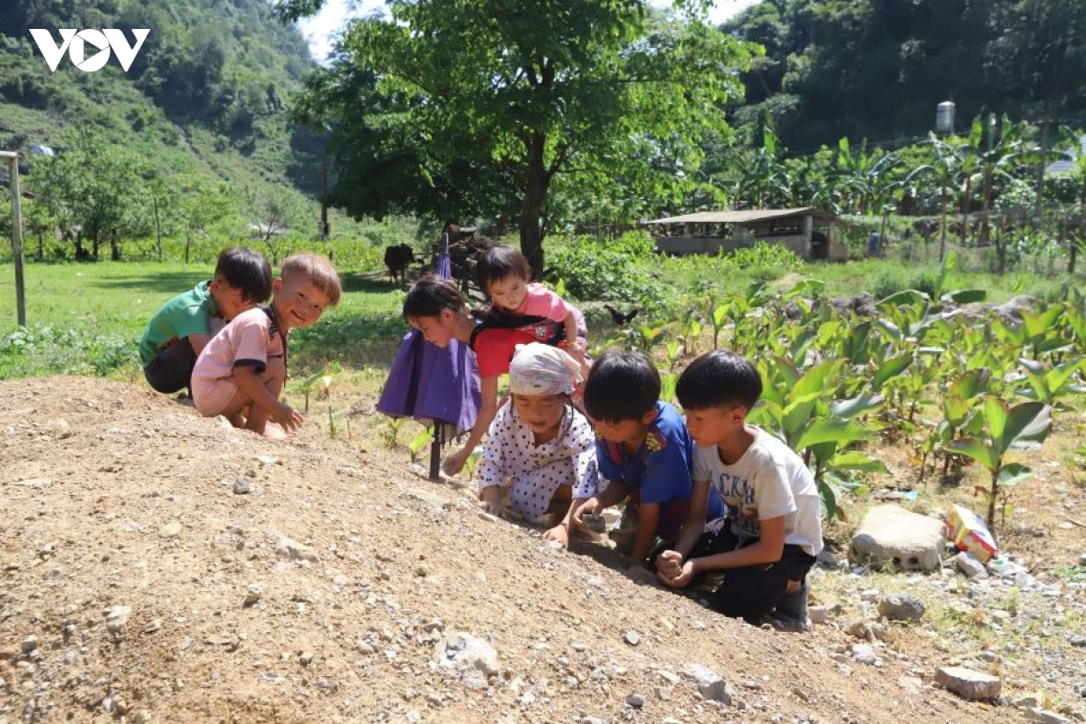 dung la chan an toan cho tre em o vung cao son la hinh anh 5
