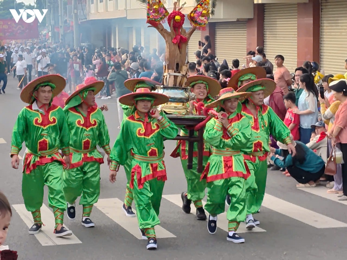 hang ngan nguoi tham gia le hoi nghinh ong quan thanh De quan o phan thiet hinh anh 2