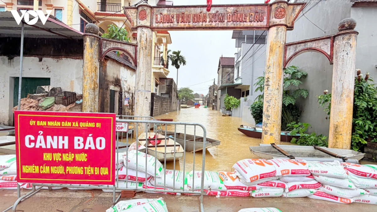 nuoc song bui dang cao, nguoi dan ngoai thanh ha noi chat vat chong ngap hinh anh 3
