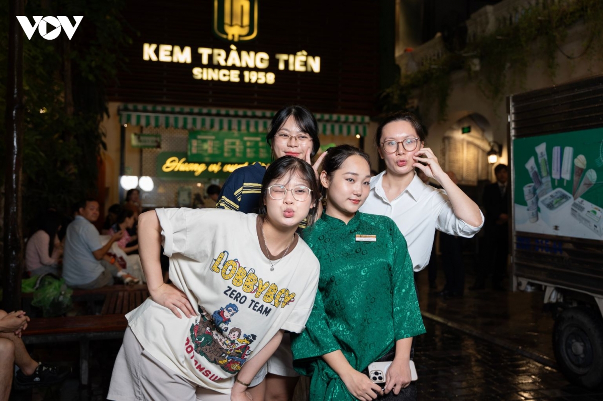 nguoi dan doi mua, xep hang mua kem so 35 trang tien truoc ngay dong cua hinh anh 13