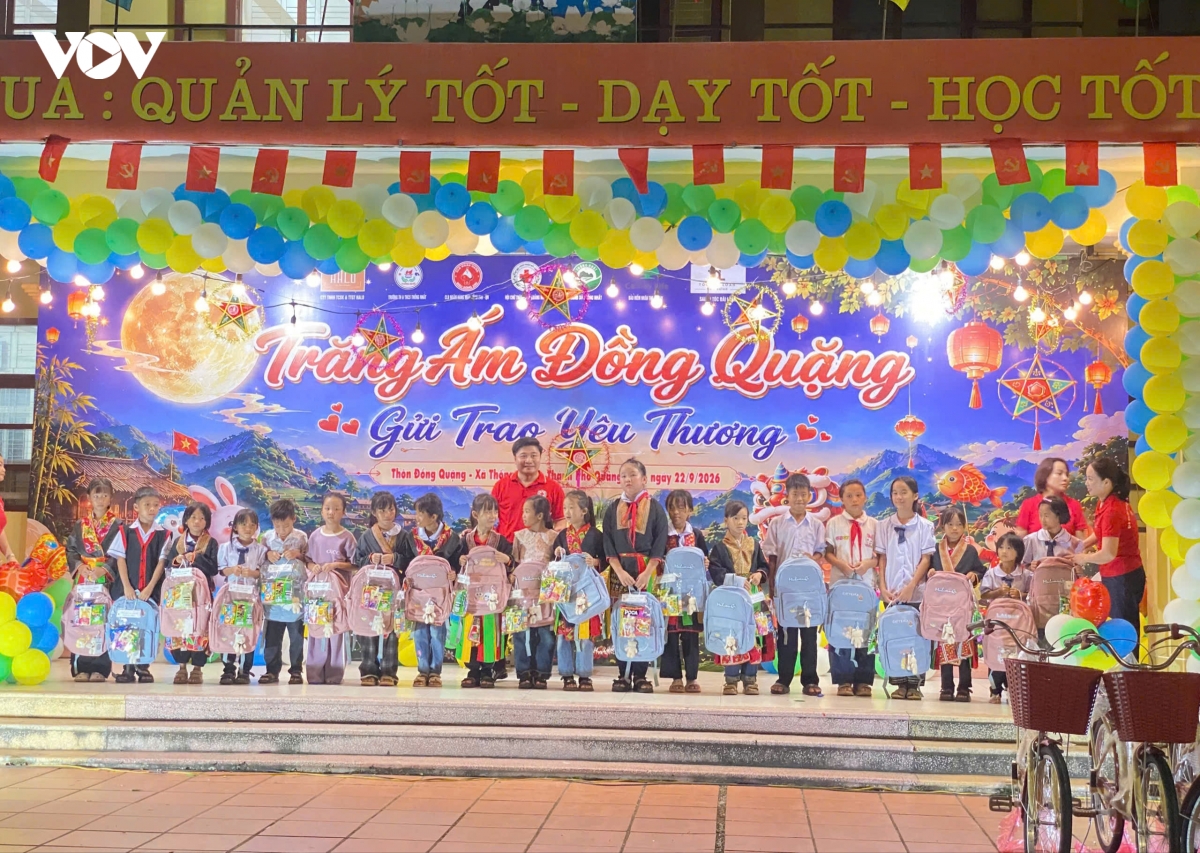 Dem hoi trang am Dong quang cho tre em vung dan toc thieu so hinh anh 4