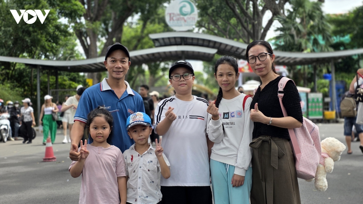 tp.hcm nhon nhip du khach truoc ngay quoc khanh 2 9 hinh anh 1