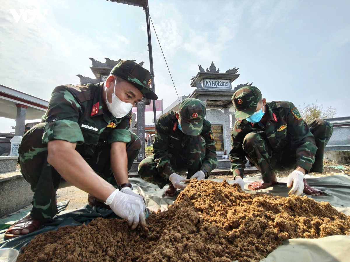 Đà Nẵng phát hiện nhiều di vật tại mộ tập thể có 17 hài cốt