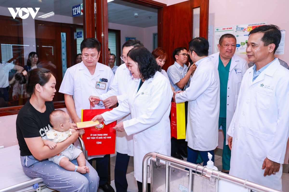 Chủ tịch Ủy ban Trung ương MTTQ Việt Nam tặng quà Trung thu cho bệnh nhi