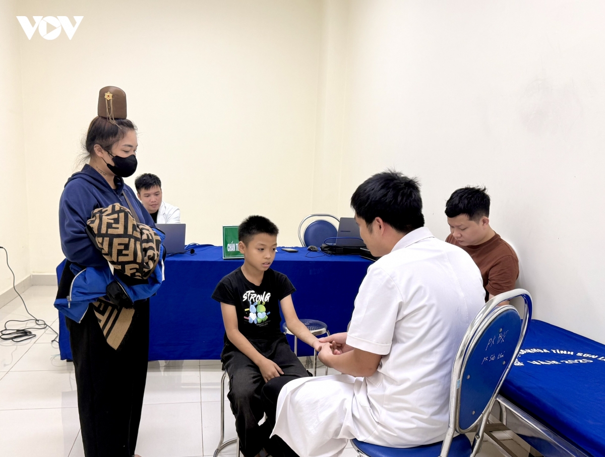 co che dai ngo dac thu thu hut bac si, duoc si ve mien nui son la hinh anh 2