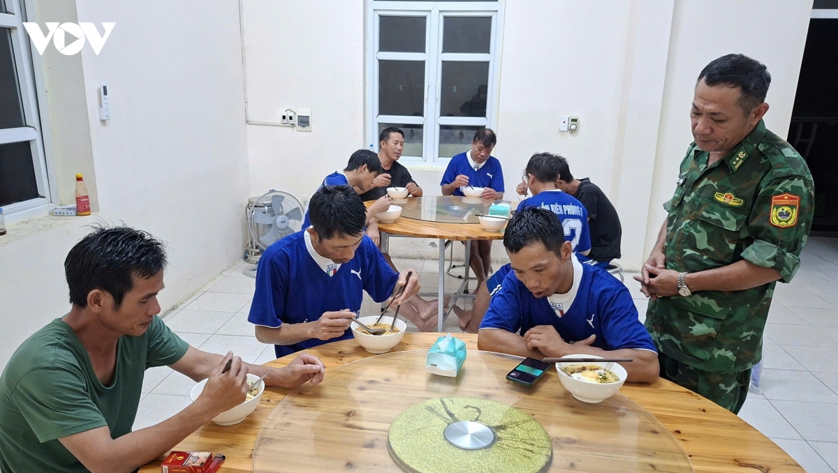 bien phong quang ninh cung ngu dan bam bien hinh anh 3