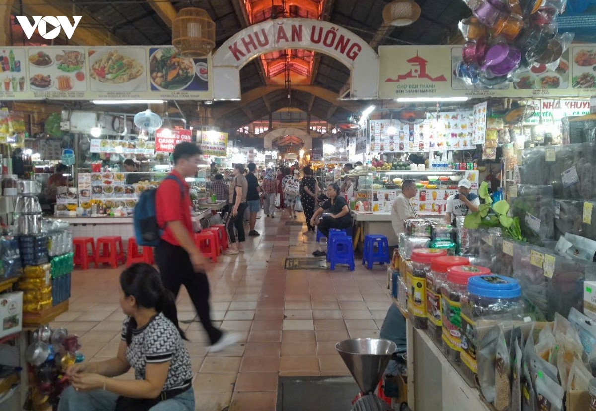 Chợ Bến Thành cấm để hàng quán qua đêm sau vụ gián bò vào thức ăn