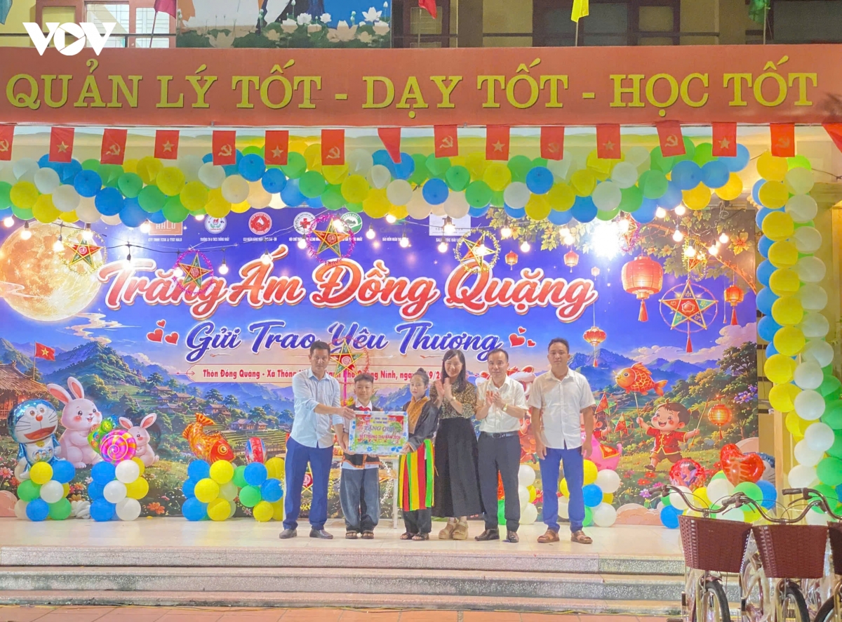 Dem hoi trang am Dong quang cho tre em vung dan toc thieu so hinh anh 5