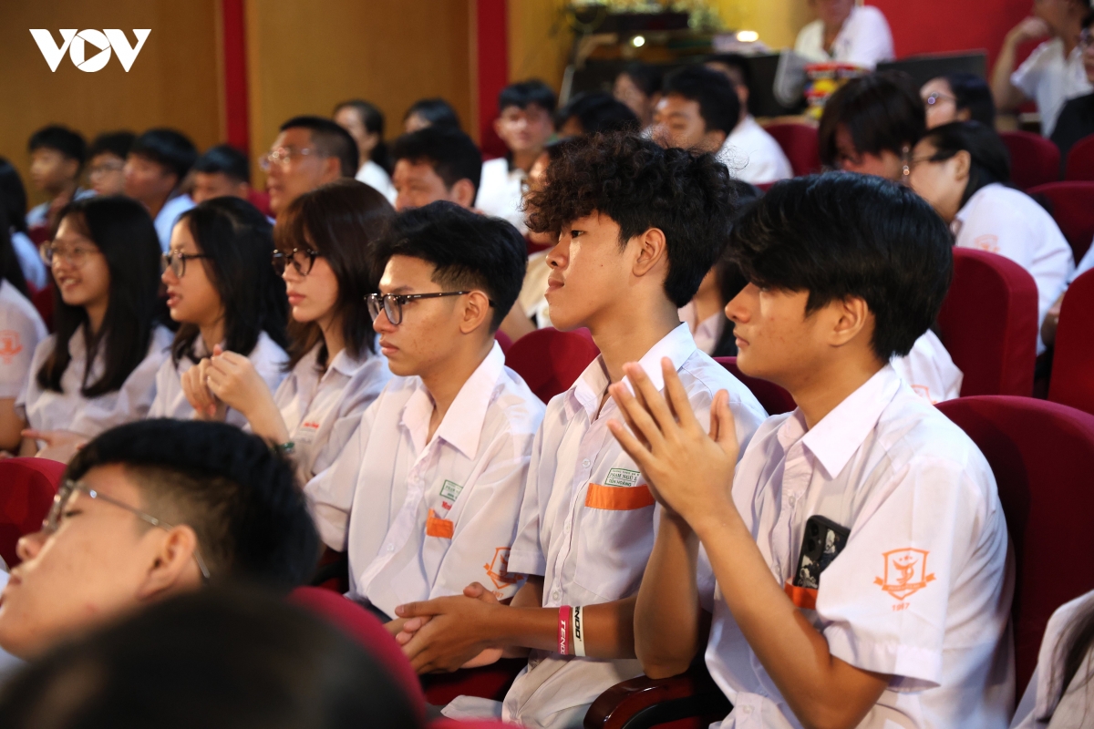 hoc sinh tp.hcm thich thu voi bai hoc lich su tren san khau cai luong hinh anh 2