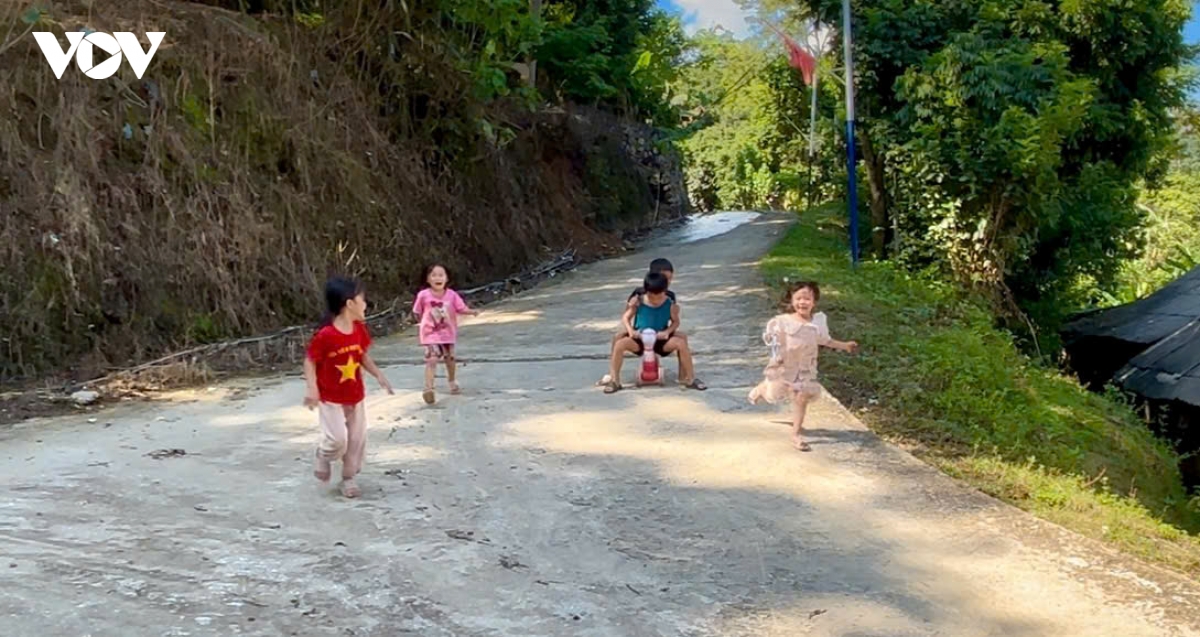 dung la chan an toan cho tre em o vung cao son la hinh anh 2