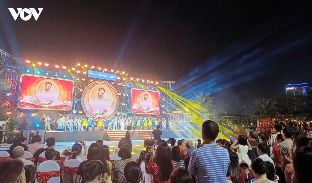 ruc ro sac mau tai dem hoi trang ram thu fest - bai chay 2026 hinh anh 4