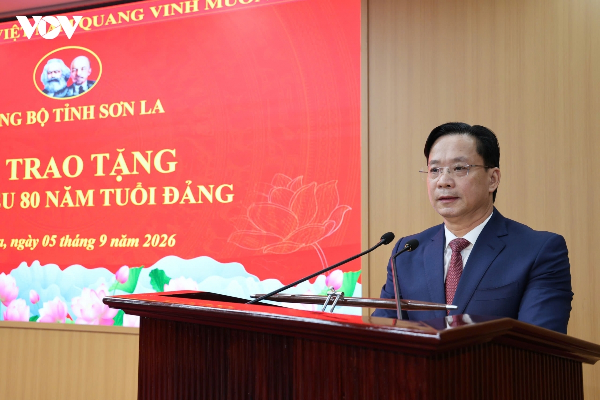 pho chu tich nuoc vo thi Anh xuan trao huy hieu 80 nam tuoi Dang tai son la hinh anh 5