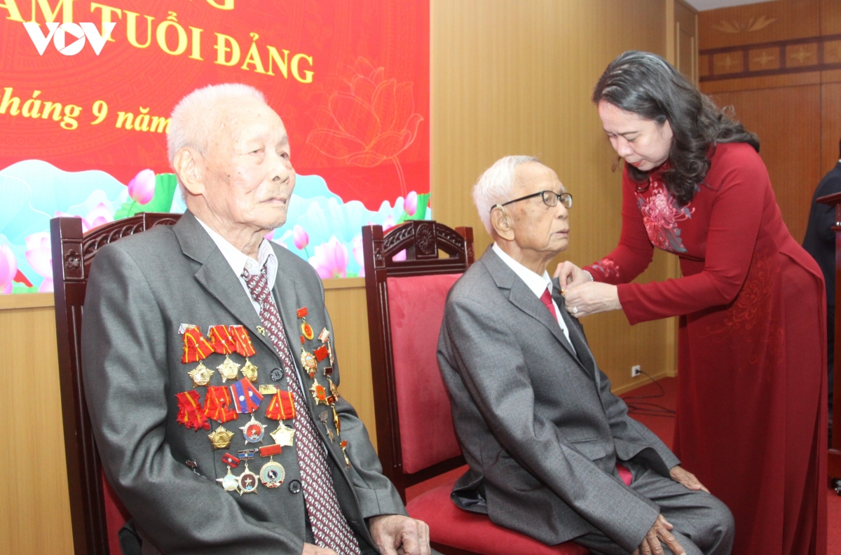 pho chu tich nuoc vo thi Anh xuan trao huy hieu 80 nam tuoi Dang tai son la hinh anh 1