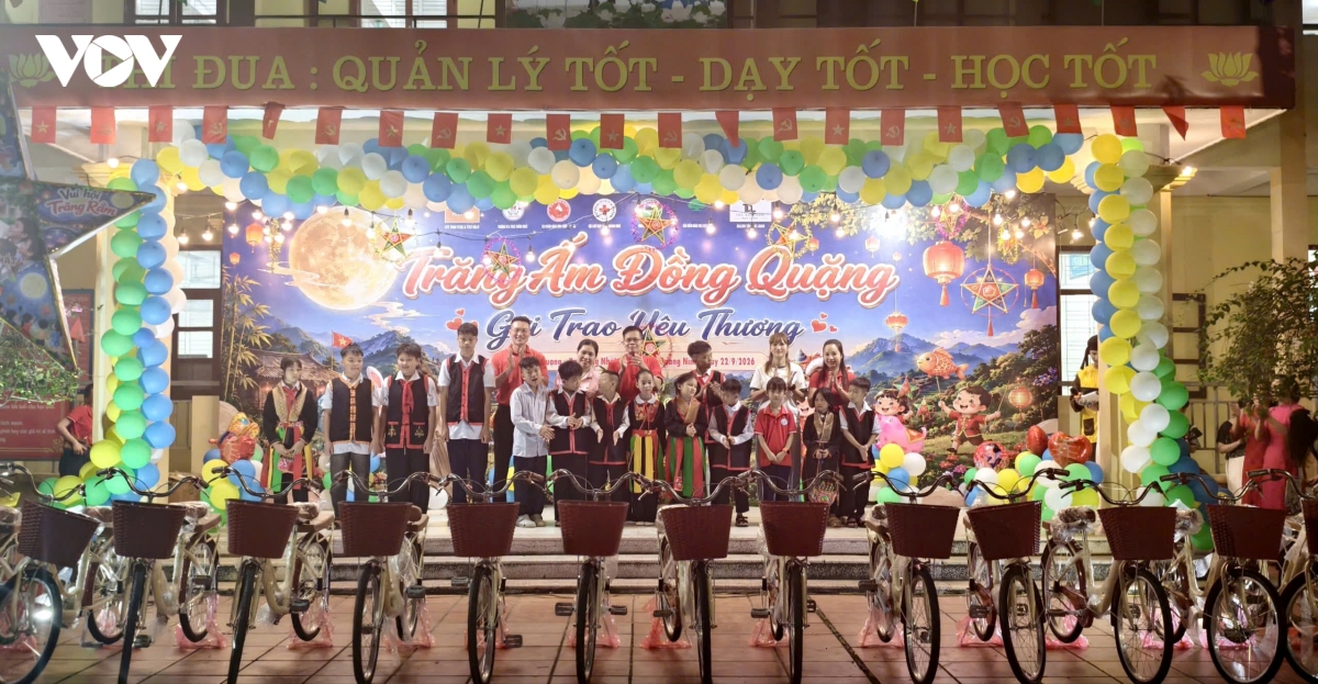Dem hoi trang am Dong quang cho tre em vung dan toc thieu so hinh anh 3