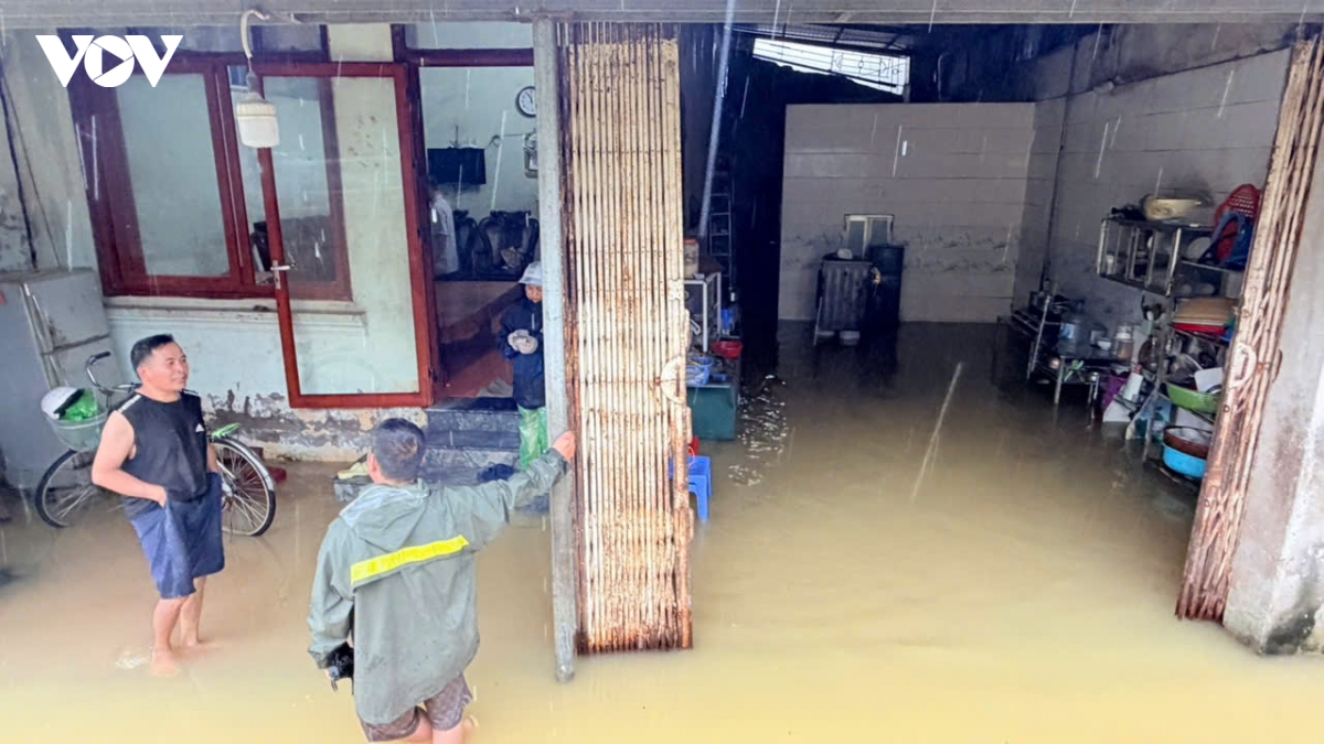 nuoc song bui dang cao, nguoi dan ngoai thanh ha noi chat vat chong ngap hinh anh 4