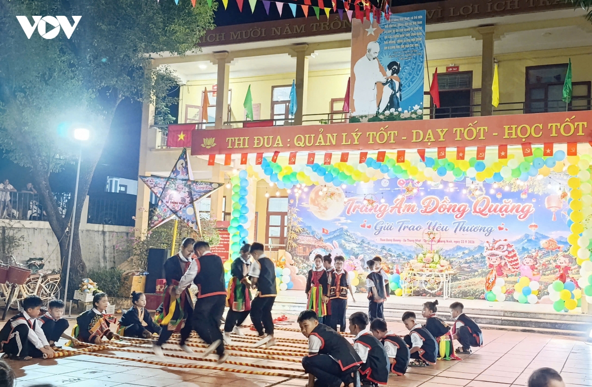 Dem hoi trang am Dong quang cho tre em vung dan toc thieu so hinh anh 2