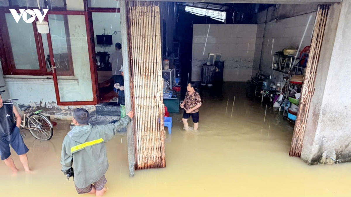 nuoc song bui dang cao, nguoi dan ngoai thanh ha noi chat vat chong ngap hinh anh 5