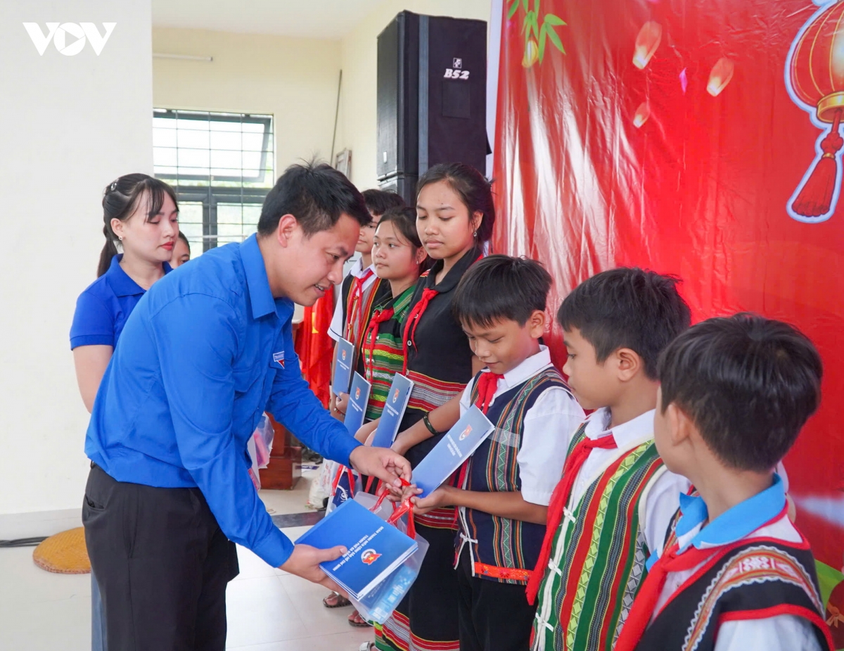 trao qua trung thu den hoc sinh vung nui Da nang hinh anh 2