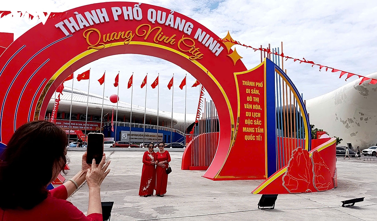 thanh pho quang ninh ruc ro co hoa, cac co quan, don vi dong loai doi bien ten hinh anh 7