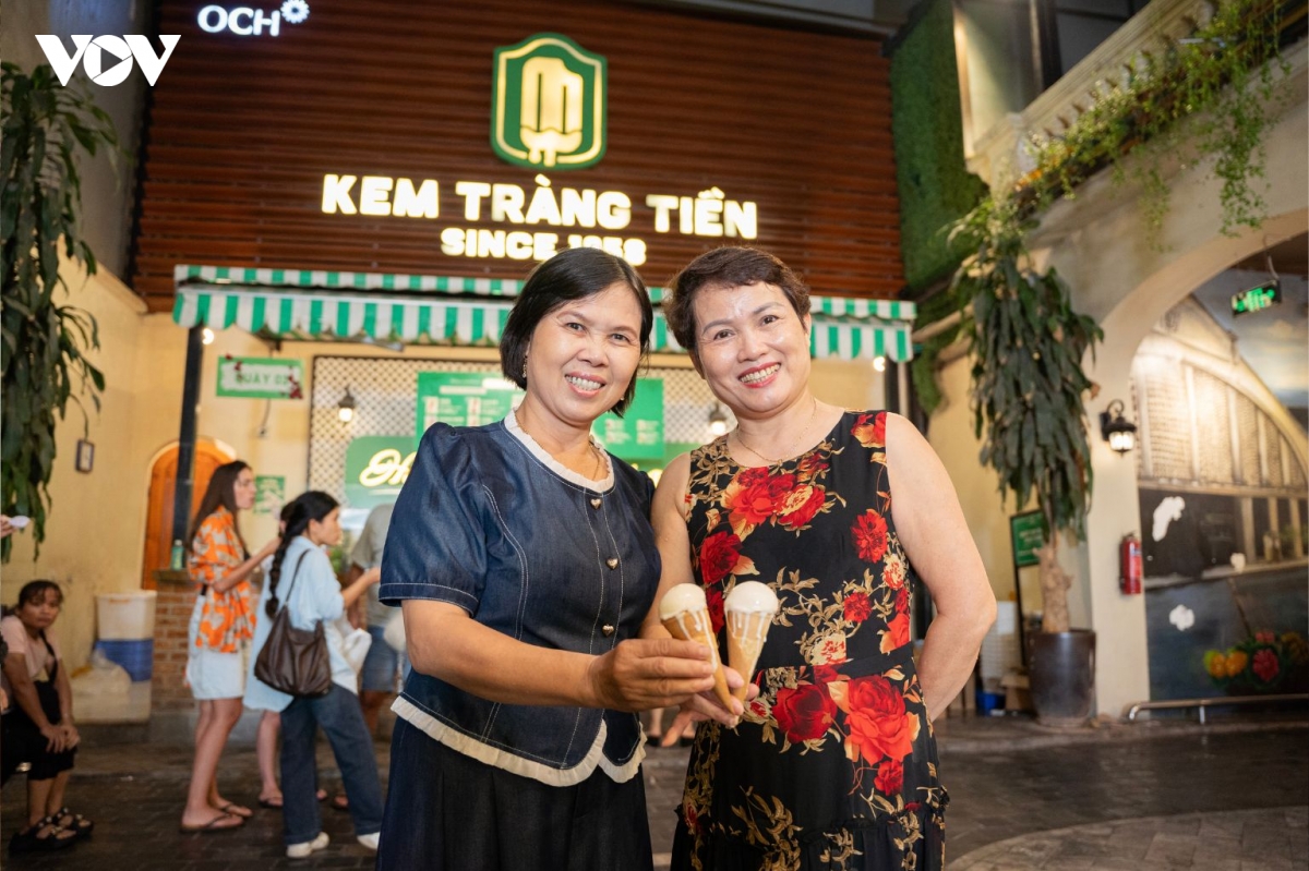 nguoi dan doi mua, xep hang mua kem so 35 trang tien truoc ngay dong cua hinh anh 6