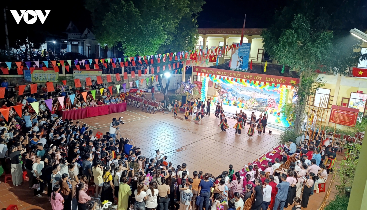 Dem hoi trang am Dong quang cho tre em vung dan toc thieu so hinh anh 1