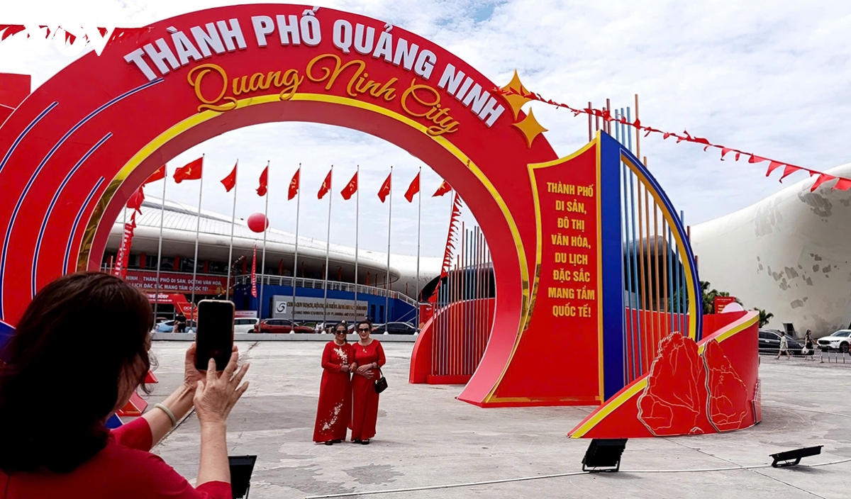 quang ninh city welcomes new chapter with flags, banners and celebrations picture 7