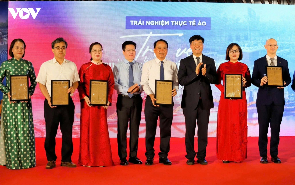 nguoi Da nang xep hang cho trai nghiem thuc te ao tro ve thoi khac thieng lieng hinh anh 8