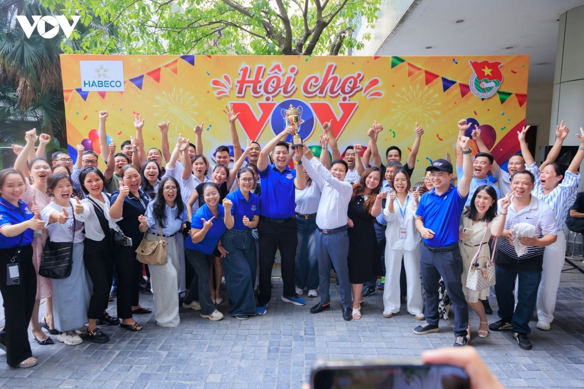 tung bung hoi cho ky niem 81 nam thanh lap Dai tieng noi viet nam hinh anh 17