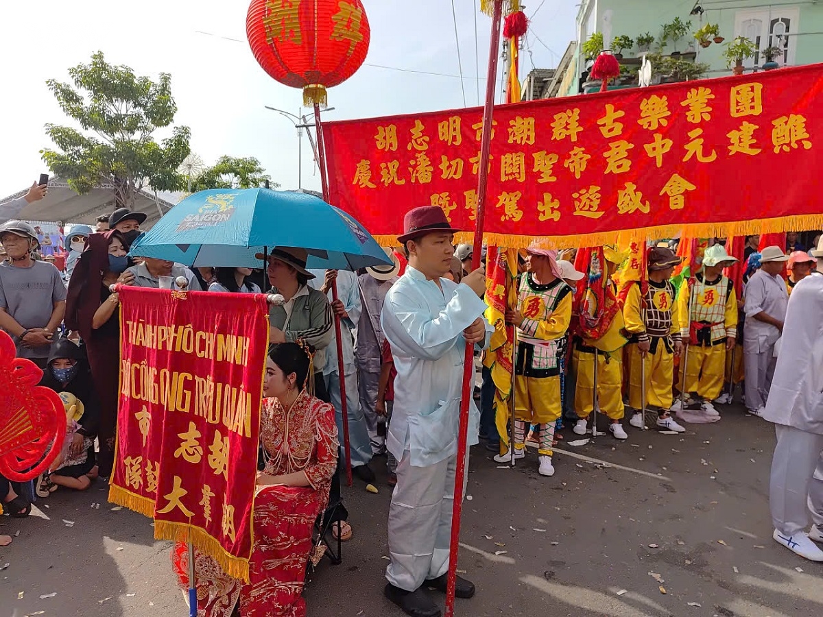 hang ngan nguoi tham gia le hoi nghinh ong quan thanh De quan o phan thiet hinh anh 7