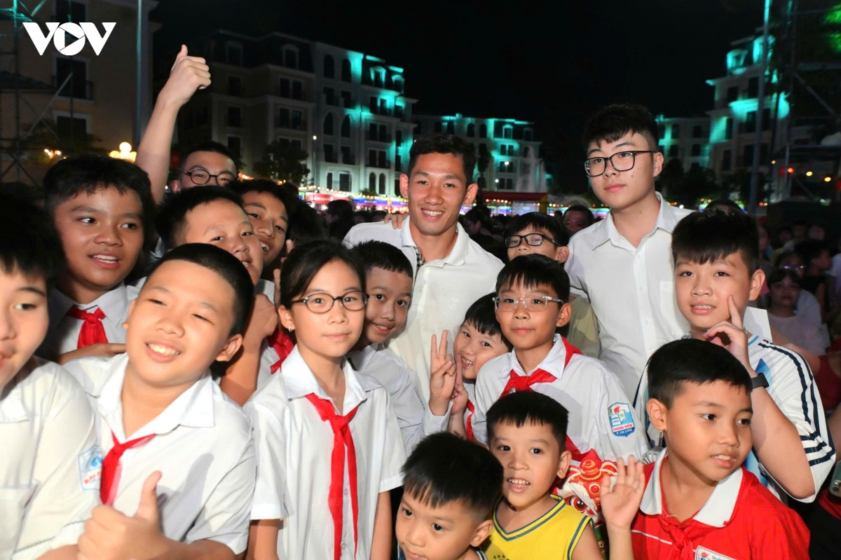 ruc ro sac mau tai dem hoi trang ram thu fest - bai chay 2026 hinh anh 7