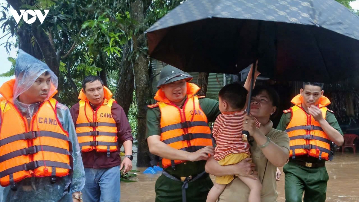 bo doi, cong an o Dong nai cang minh ho tro nguoi dan vung ngap hinh anh 5